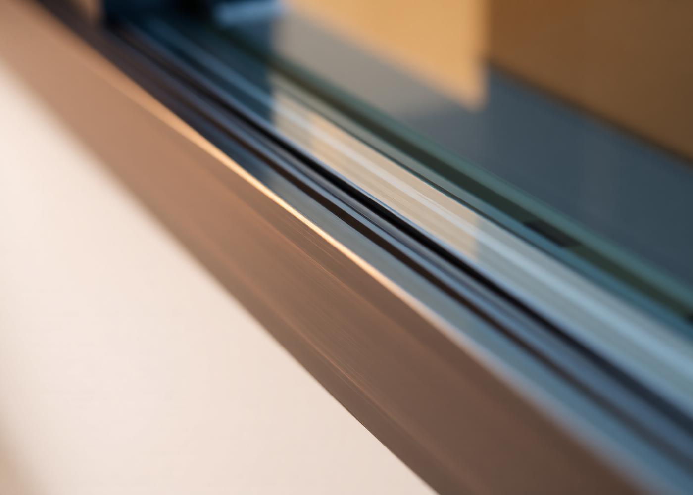 Profilo in alluminio anodizzato — esterno tecnico e freddo