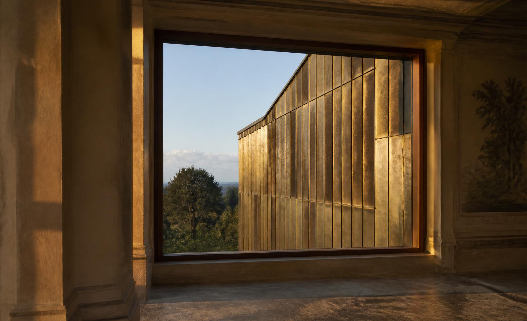 Serramento in legno e bronzo